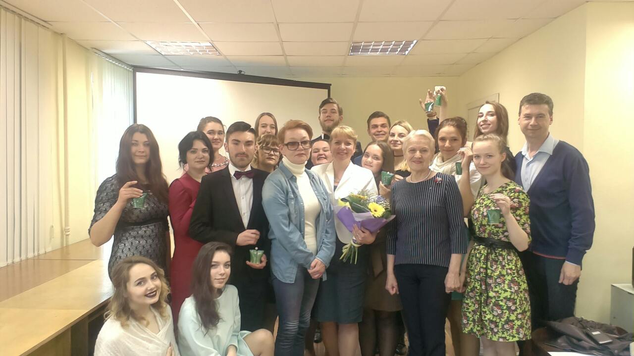 Наталья Георгиевна и студенты ККиИ после защиты дипломов