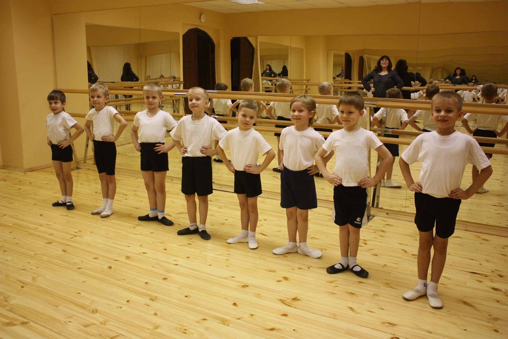 Урок хореография 1 класс. Урок хореографии. Хореография мальчики. На уроке хореографии мальчики.